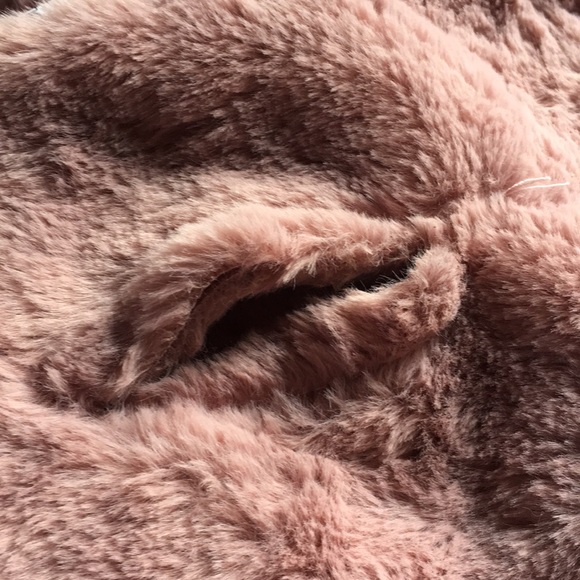 🎊2/$25🎊New! Mauve Faux Fur Scarf - Picture 3 of 3